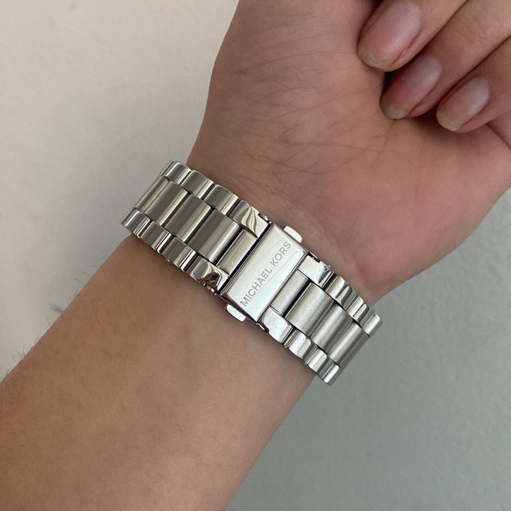 MICHAEL KORS SILVER WATCH - Picture 3 of 4